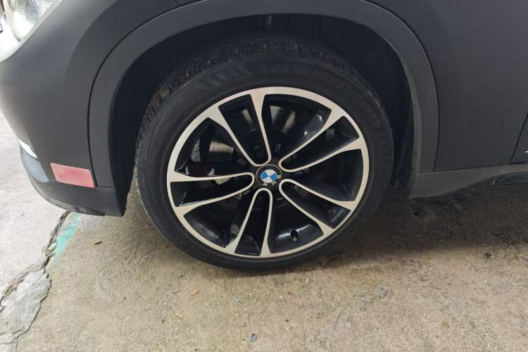 Used BMW X1 2014 xDrive20i Sports Design Package Left Front Wheel Hub