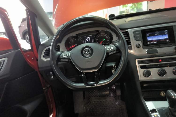 Used Volkswagen Golf Sportsvan 2016 230TSI Automatic Trend Edition Steering Wheel