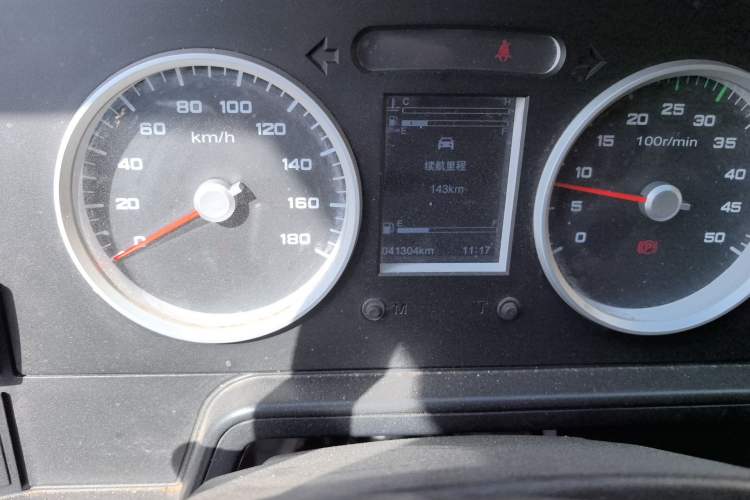 Used Iveco Daily 2021 2.5T A35 M1 Passenger Van 5-9 Seater Short Wheelbase Low Roof Dual Tires Manual Doors Odometer Close Up