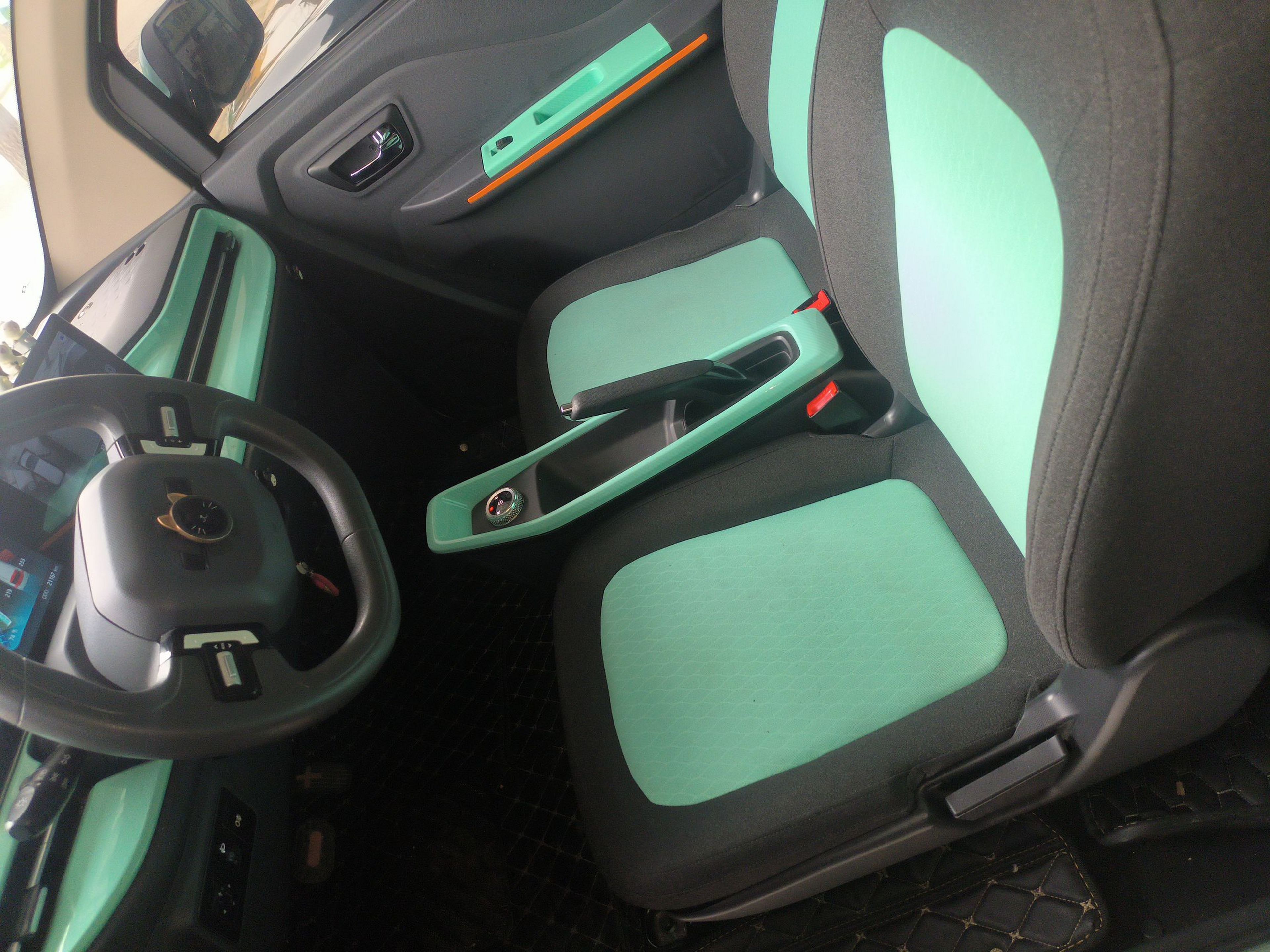 المقاعد الأمامية داخل السيارة