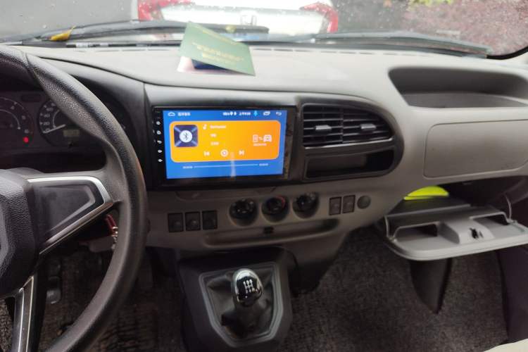 Used JMC Transit 2019 2.8T Commercial Version Intelligent Automatic Transmission Short Wheelbase Mid-Roof Design 6 Seats China VI Emission Standard – JX493 Audio And AC Panel