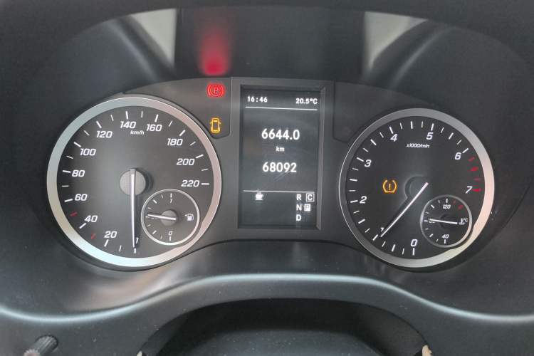 Used Mercedes-Benz Vito 2021 2.0T Elite Version 7 Seats Odometer Close Up