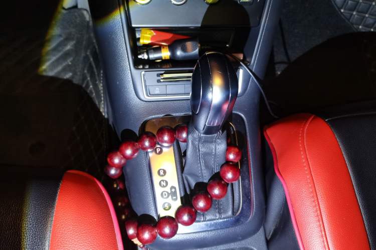 Used Volkswagen Tiguan 2017 300TSI Automatic Two-Wheel Drive Silk Road Luxury Edition Gear Lever