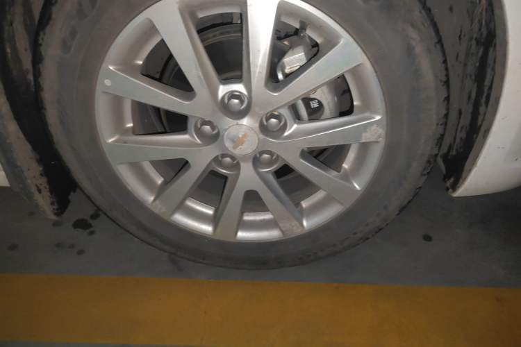 Used Chevrolet Malibu 2014 2.0L Automatic Luxury Edition Right Front Wheel Hub