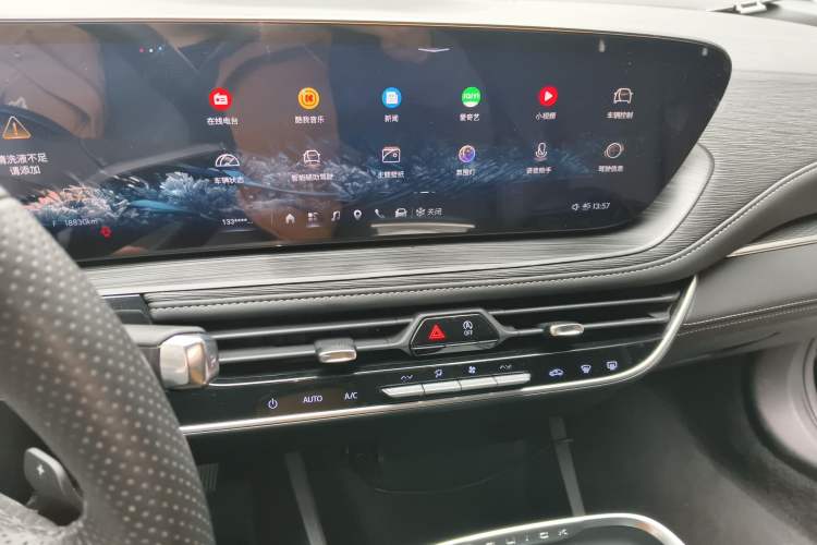 Used Buick LaCrosse 2024 28T Luxury Edition Audio And AC Panel