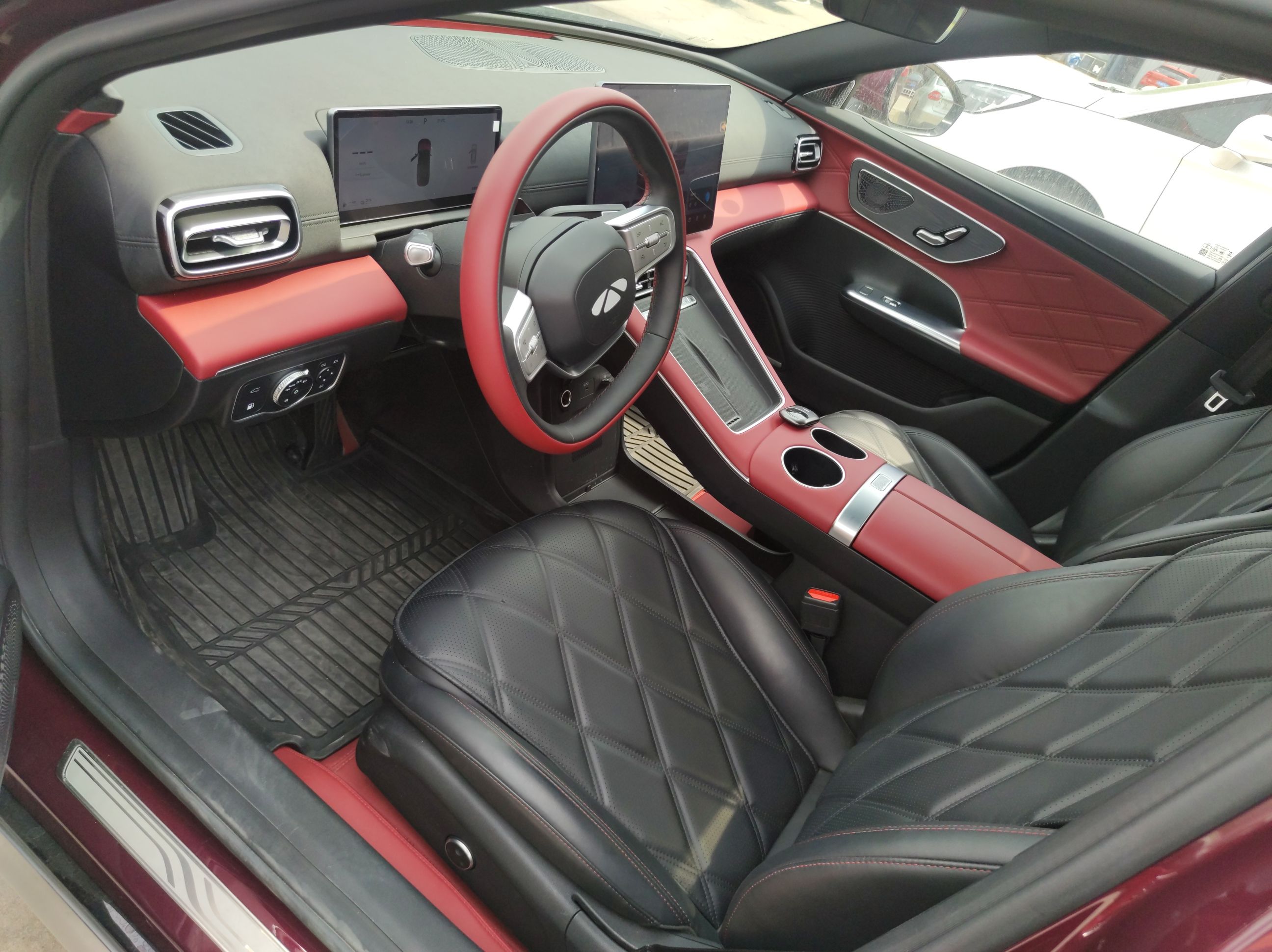 المقاعد الأمامية داخل السيارة