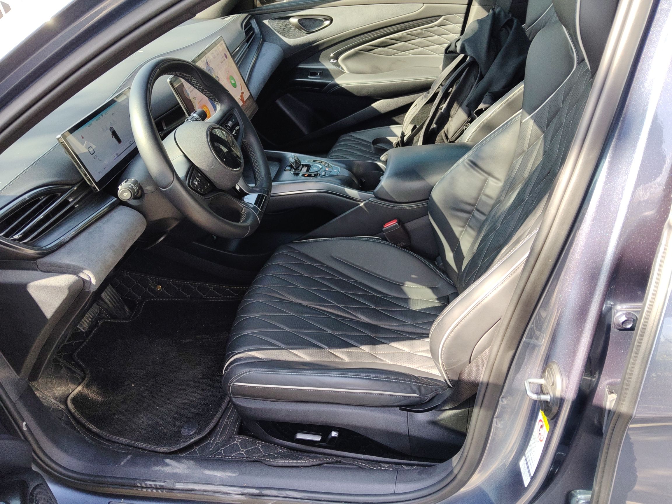 المقاعد الأمامية داخل السيارة