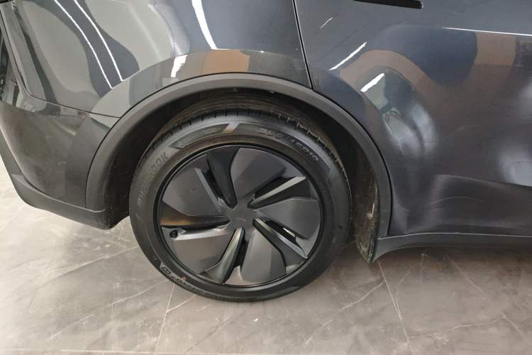 Used Tesla Model Y 2025 Long-Range All-Wheel-Drive Version
