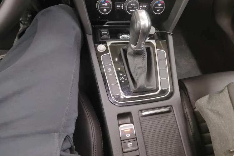 Used Volkswagen Magotan 2019 330TSI DSG Luxury Version China VI Standard Gear Lever