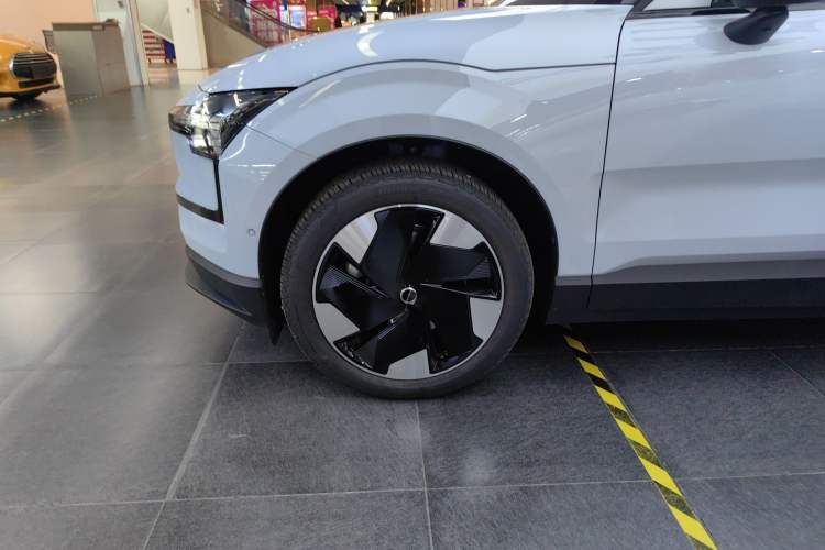 Used Volvo EX30 2025 Rear-Drive Long-Range Version Ultra