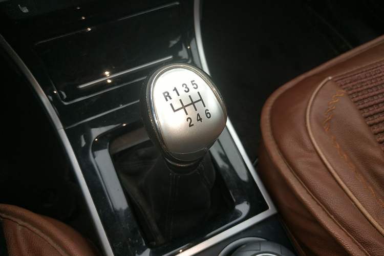 Used Haval H2 2016 Red Label 1.5T Manual Two-Wheel Drive Elite Model Gear Lever