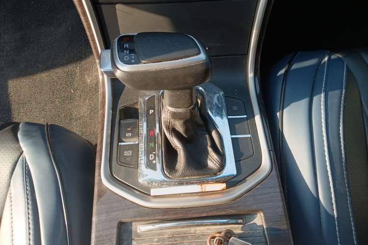 Used CHANGAN Raeton 2014 1.8T Automatic Prestige Anniversary Edition China V Standard Gear Lever