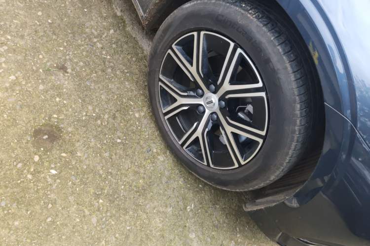 Used Volvo S60 2025 B4 Zhiyi Luxury Edition Right Front Wheel Hub