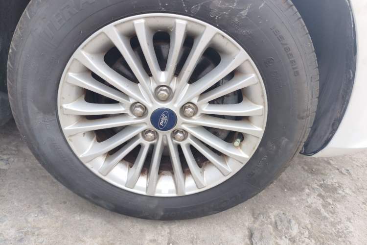 Used Ford Escort 2015 1.5L Automatic Comfort Edition Right Front Wheel Hub