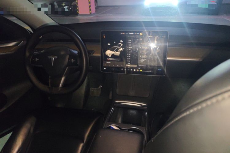 Used Tesla Model Y 2021 Standard Range Rear-Wheel Drive Version Center Console