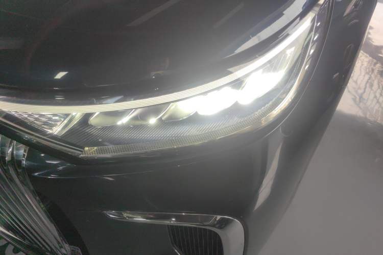 Used VOYAH Dream 2025 PHEV Four-Wheel-Drive Flagship Kunpeng Edition Left Front Headlight