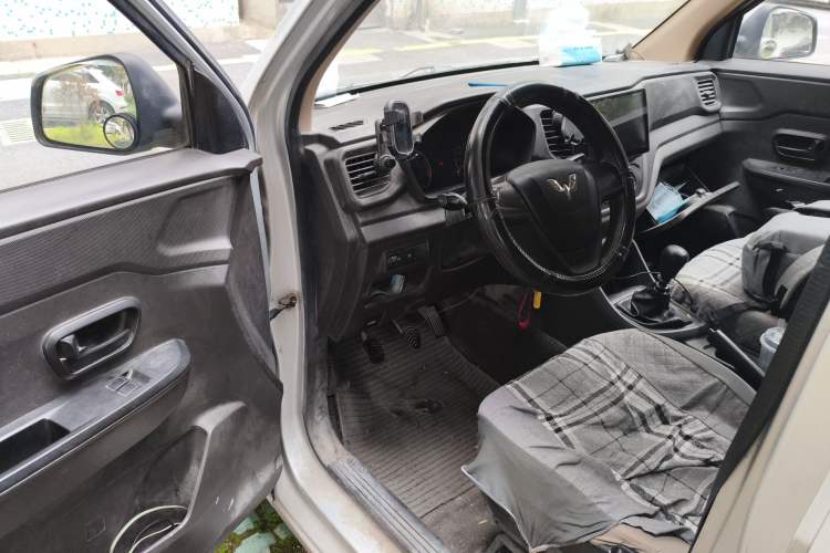 Used Wuling Hongguang V 2019 1.5L Jingqu Edition Sealed-Window Vehicle China VI LAR
