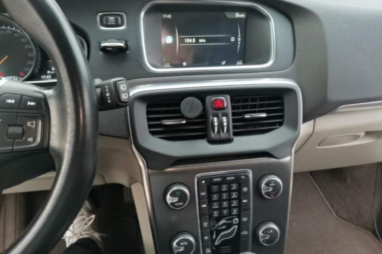 Used Volvo V40 2015 1.6T Zhiyi Edition