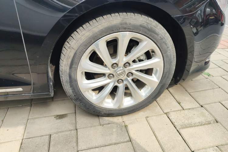 Used Buick LaCrosse 2013 2.4L SIDI Luxury Comfort Edition Right Front Wheel Hub