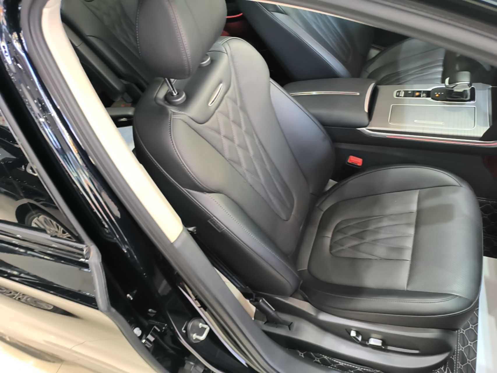 Hongqi HS7 PHEV 2024 2.0T PHEV Two-Wheel Drive Flagship Edition 6 Seats — снимка 19