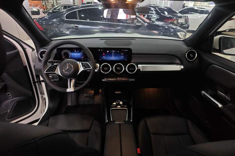 Used Mercedes-Benz GLB 2024 GLB 200 Dynamic Edition Center Console