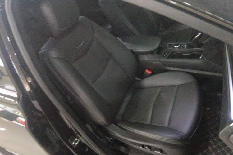 Used Cadillac XT5 2020 28T Luxury Version Right Front Seat