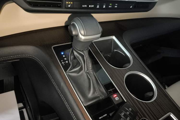 Used Toyota SIENNA 2023 2.5L Hybrid Luxury Edition Gear Lever