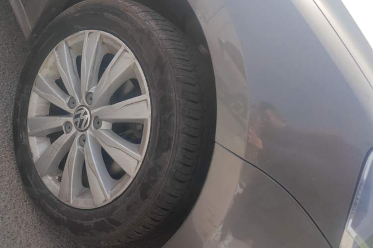 Used Volkswagen Sagitar 2014 1.4TSI Automatic Luxury Model Right Front Wheel Hub