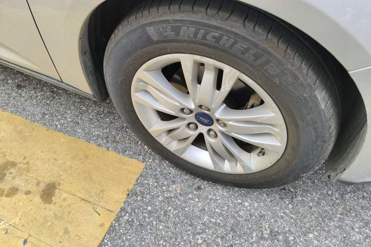 Used Ford Focus 2012 Sedan 1.6L Manual Comfort Model Right Front Wheel Hub