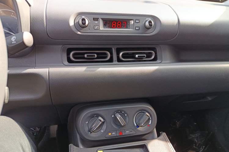 Used Wuling Hongguang New Energy 2025 Extended-Range Hybrid 50 km Utility Version
