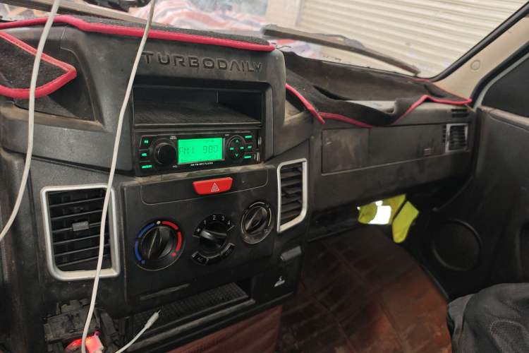 Used Iveco Daily 2017 2.8T V35 Box Truck 3 Seats 43S5
