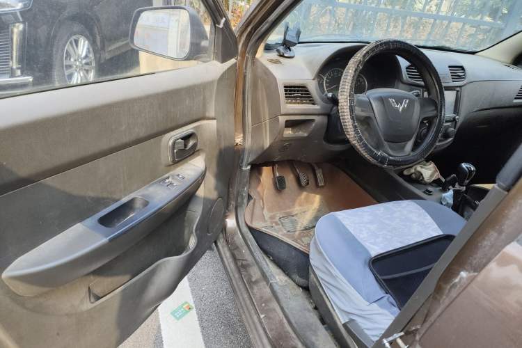 Used Wuling Hongguang 2015 1.5L S Basic Version China V Standard
