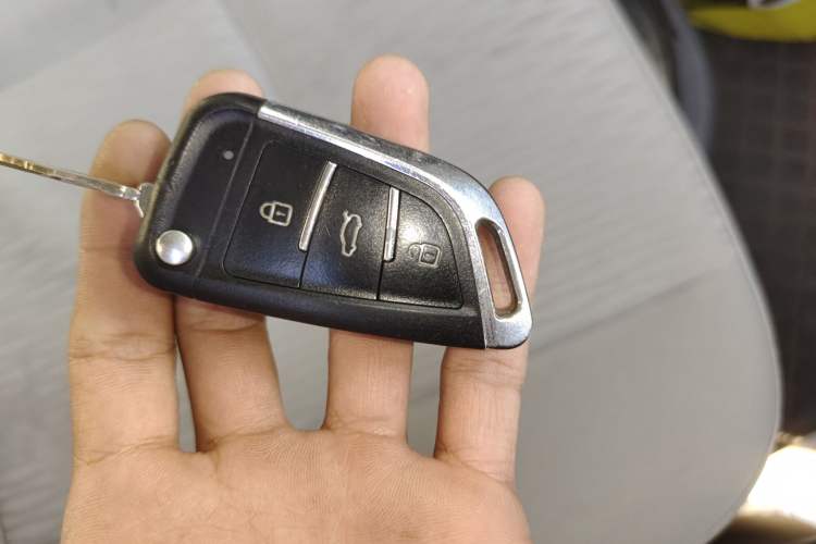 Used Sunlong DST 5 2021 All-Electric Van with 41.86 kWh Vehicle Key