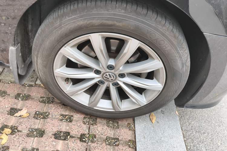 Used Volkswagen Passat 2016 330TSI DSG Luxury Edition Right Front Wheel Hub