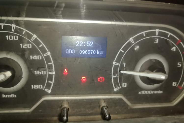 Used SAIC MAXUS Xintu V80 2019 2.5T Classic Model 6-Speed Manual – Aoyuntong Short Wheelbase Ultra-Low Roof 5/6 Seats Odometer Close Up