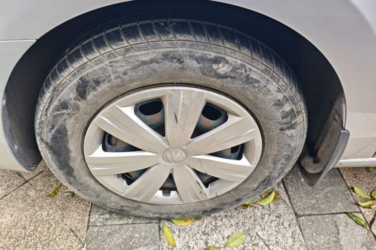 Used Volkswagen Jetta 2015 1.6L Automatic Fashion Model Left Front Wheel Hub