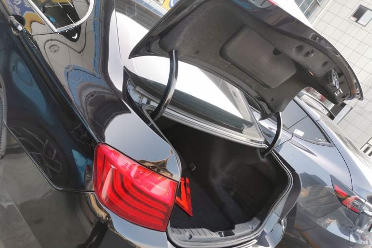 Used BMW 5 Series 2014 528Li Leading Model