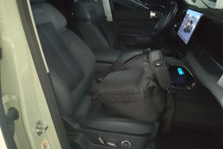 Used Formula Leopard 5 2023 Navigator Edition
