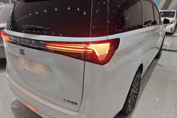 Used Buick GL8 New Energy 2025 Lu Shang Smart Enjoyment Edition 7-Seater Right Rear Taillight