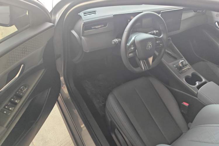 Used BYD Qin PLUS 2025 DM-i Smart Drive 55KM Leading Model Driver Seat