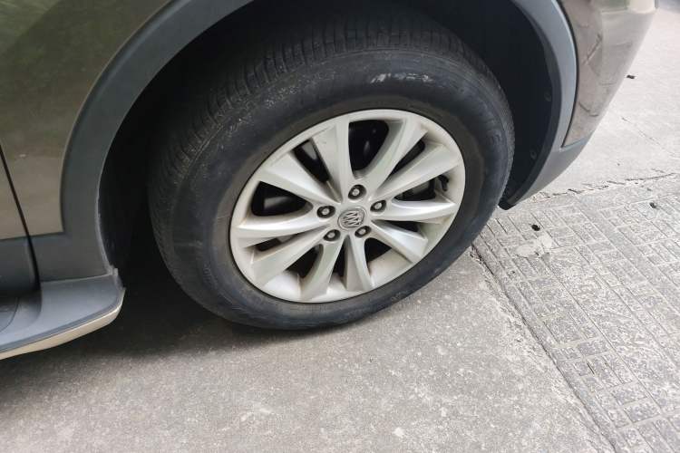 Used Buick Envision 2017 28T Four-Wheel Drive Elite Model Right Front Wheel Hub