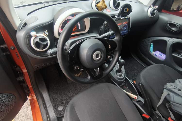Used smart fortwo 2015 1.0L 52 kW hardtop Dynamic version
