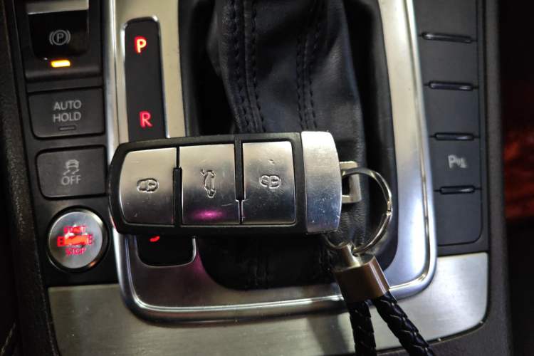 Used Volkswagen Magotan 2012 Travel Edition 2.0 TSI Comfort Version Vehicle Key