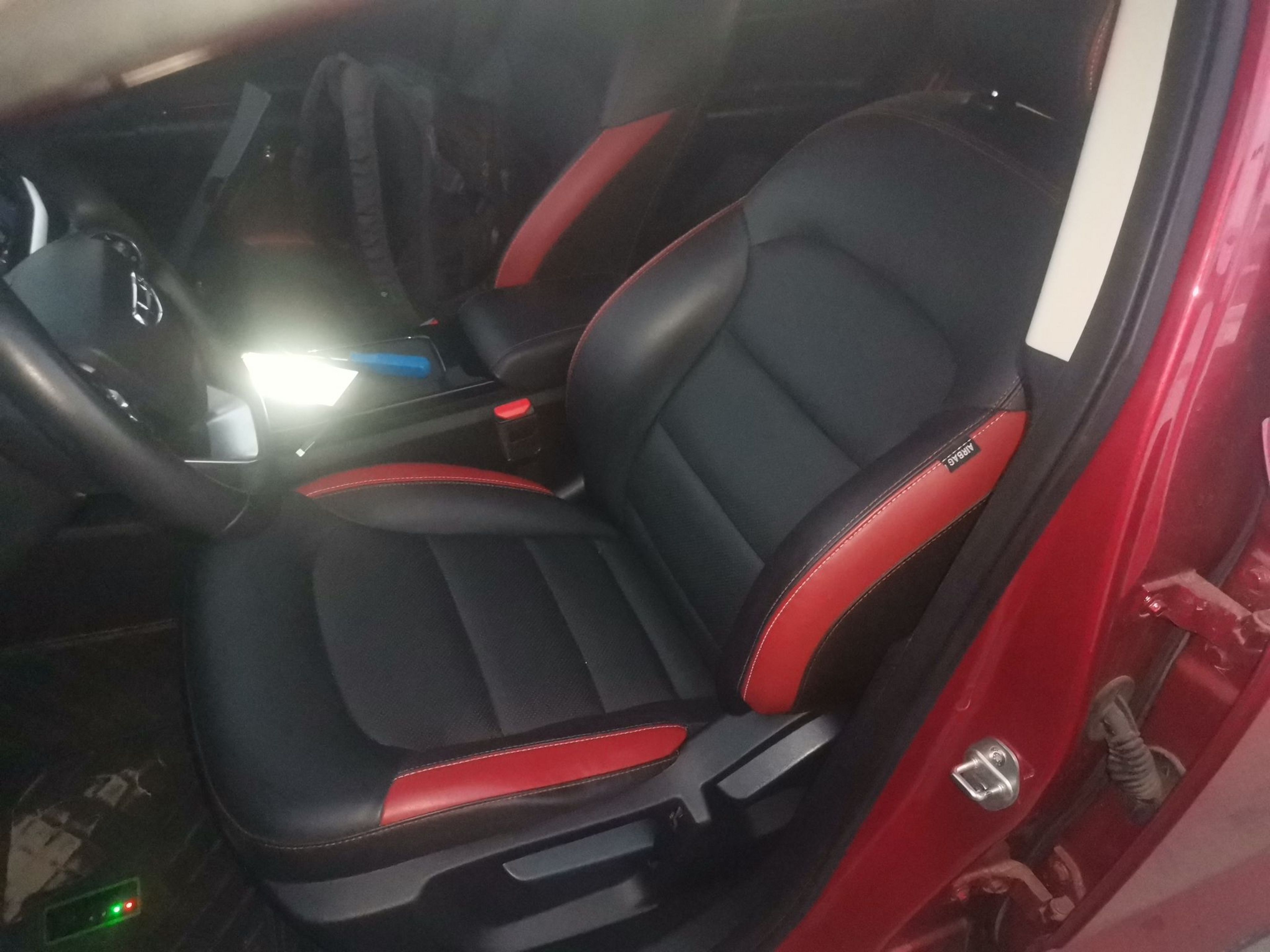 Переднее сиденье в автомобиле