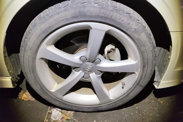 Used Audi A3 2017 Limousine 35 TFSI Fashion Model Right Front Wheel Hub