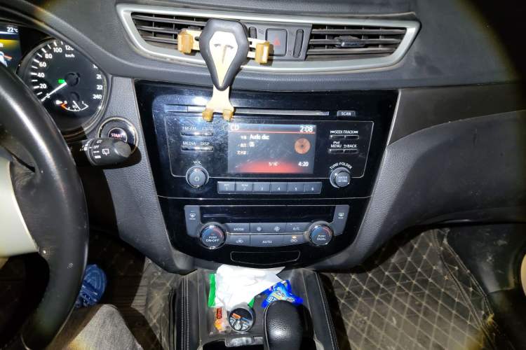 Used Nissan X-Trail 2014 2.0L CVT Comfort Edition 2WD Audio And AC Panel