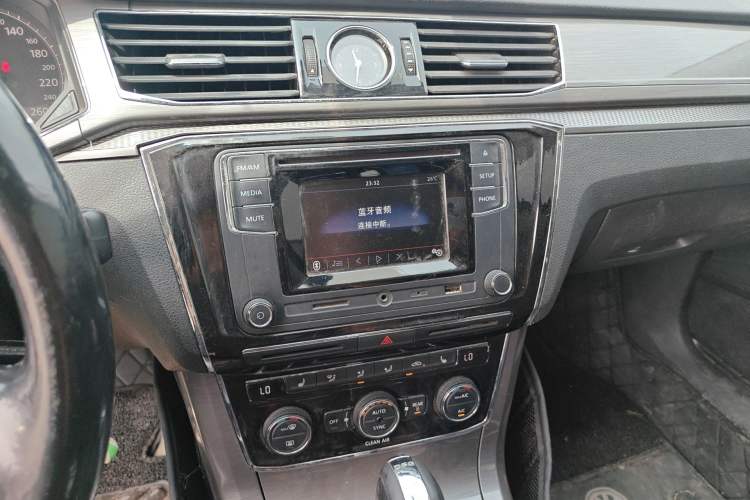 Used Volkswagen Passat 2016 330TSI DSG Luxury Edition Audio And AC Panel