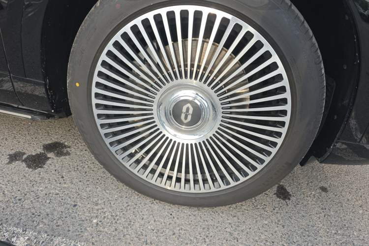 Used Hima AITO M9 2025 Extended-Range Max Version 52 kWh 6-Seater Edition Right Front Wheel Hub