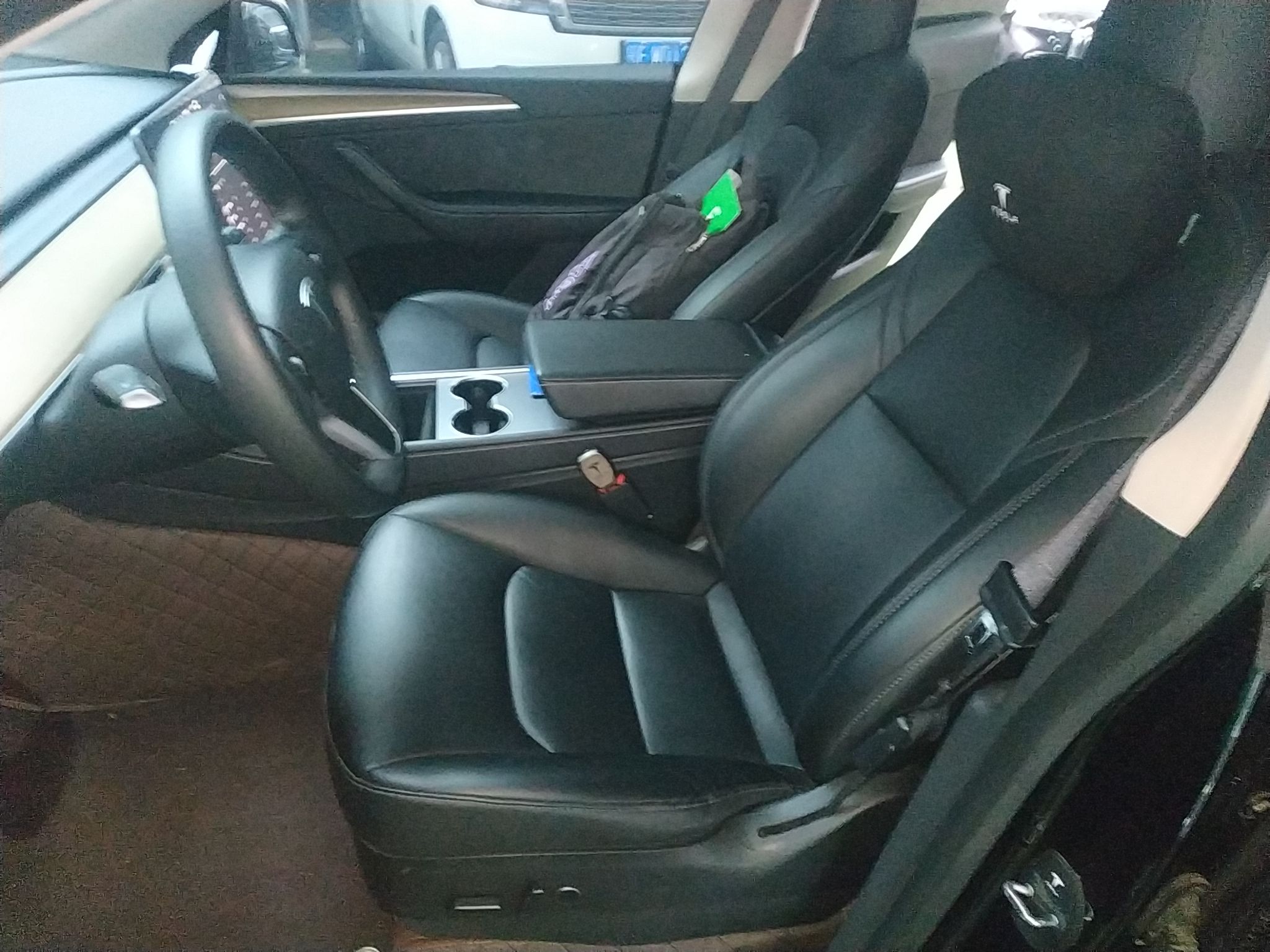 المقاعد الأمامية داخل السيارة