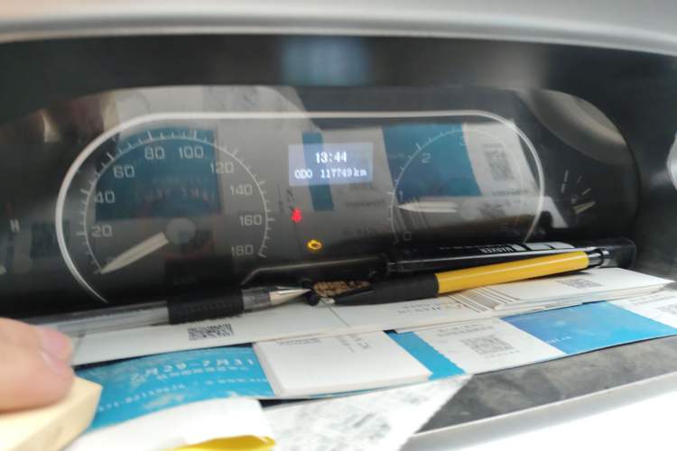 Used SAIC MAXUS Xintu V80 2016 2.5T AMT Aoyuntong National V Short Wheelbase Low-Roof 6-Seater